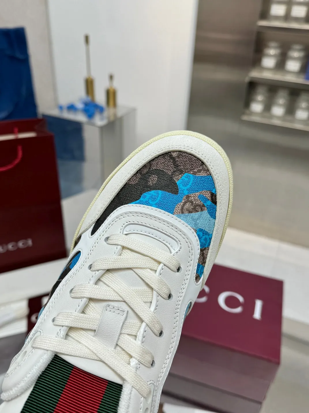 Men's Men's Shoes 💰640 Gucci Gucci's latest hot-selling series of high and low-top distressed couple sneakers are shipped. The originals are purchased, developed and manufactured. This high-low top sneaker adopts a basketball-style silhouette design, cleverly integrated with hollow panels and distressed effects, showing its unique ingenuity. The ingenuity incorporates brand logo details such as interlocking Double G styling accessories and Gucci lettering, a low-key tribute to the brand's design heritage.  ▪️ Fabric: Original customized imported first-layer cowhide ▪️ Lining: Sweat-absorbent and deodorant towel lining ▪️ Sole: Original molded TPU sole ▪️ Sole thickness: 3cm ▪️ Size: Male 39-46 (Male 38 46 customized)